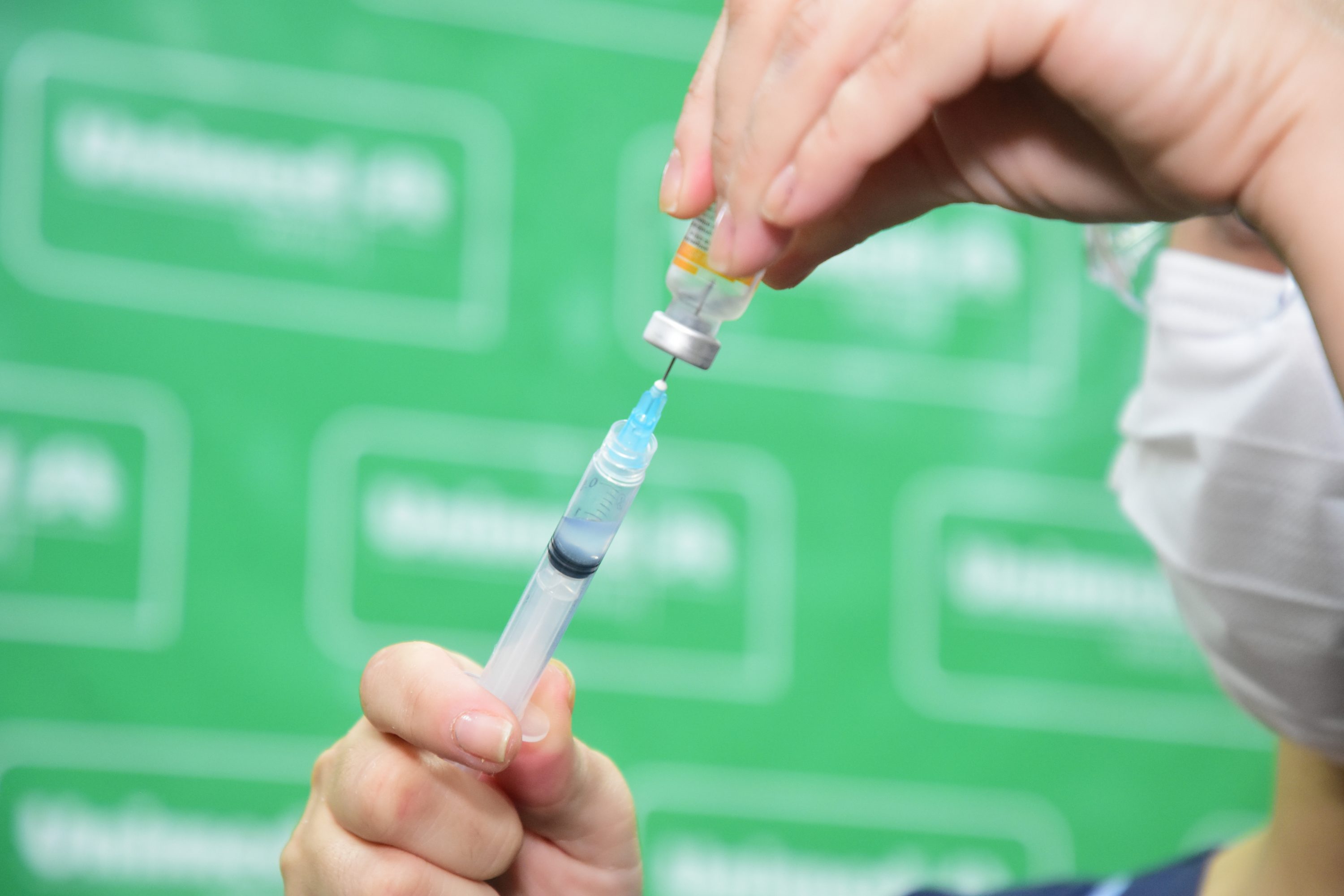 Enfermeira prepara vacina contra Covid foto Divulgação